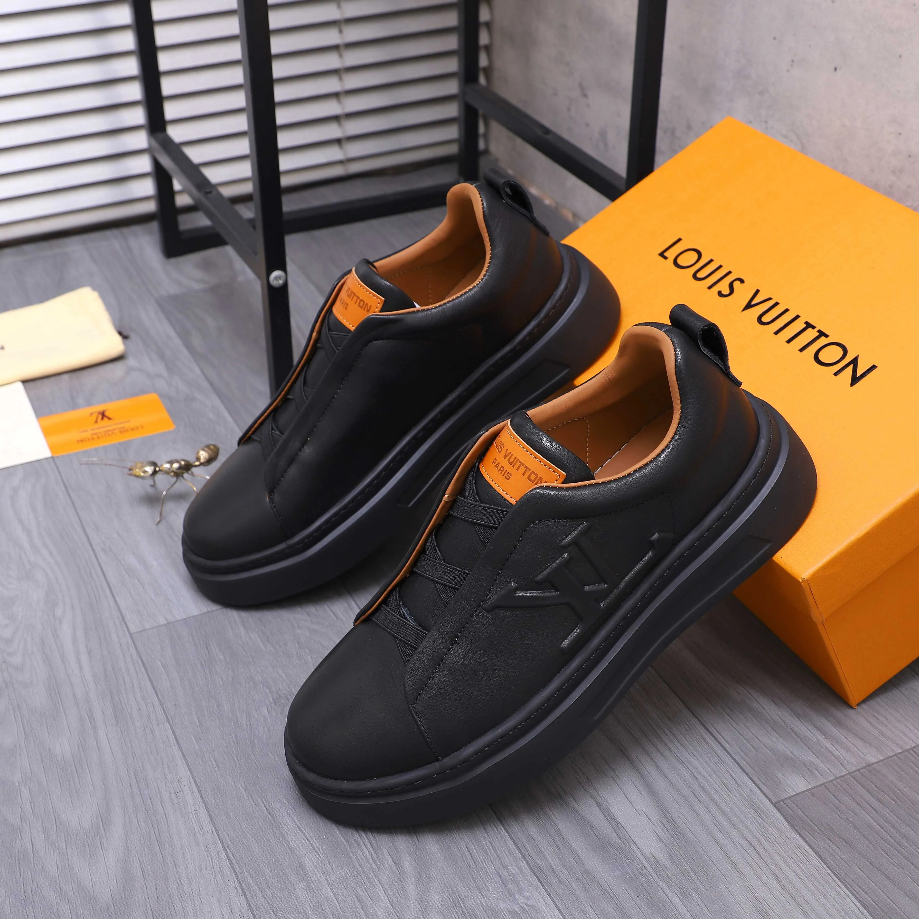 Men's shoes 💰p480 Product trademark: LV "Louis Vuitton" business casual men's shoes Regular size: 38-44 Product materials: Selected high-quality cowhide upper, cowhide lining, rubber outsole